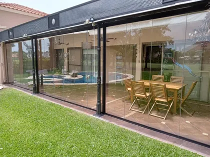 Galería moderna con piscina, muebles de madera y vista al jardín — proyecto SAINT THOMAS COUNTRY CLUB, por CERRAMIENTOS PANORAMICOS, en Canning